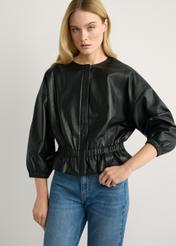 Dámska čierna kožená bunda KURDS-0570-99(W26), pohľad spredu na produkt na modelke. Viditeľná polovica siluety.