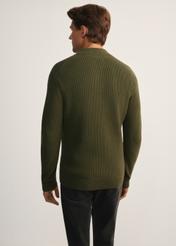 Pánsky khaki sveter na zips SWEMT-0176-55(Z25), pohľad na modelku zozadu. Viditeľná polovica siluety.