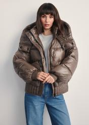 Dámska krátka hnedá bunda KURDT-0608-82(Z25), pohľad spredu na produkt na modelke. Viditeľná polovica siluety.