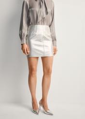 Strieborná kožená minisukňa SPCDS-0080-3208(Z25), pohľad spredu na produkt na modelke. Viditeľná polovica siluety.