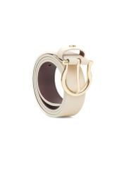 Dámsky kožený opasok v bielej farbe PASDS-0274-0B(W26), diagonálny pohľad na produkt na bielom pozadí.