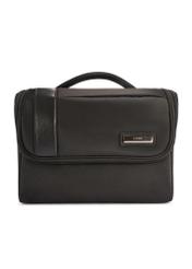 Veľká čierna pánska kozmetická taška TORMN-0405-99(W26), pohľad na produkt spredu na bielom pozadí.