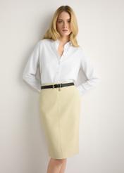 Žltá kožená sukňa SPCDS-0031-2A(W26), pohľad spredu na produkt na modelke. Viditeľná polovica siluety.