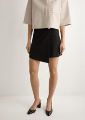 Dámske čierne culottes SZODT-0008-99(W26), pohľad spredu na produkt na modelke. Viditeľná polovica siluety.