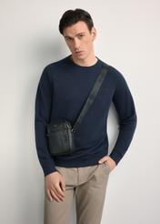 Pánska čierna kožená ľadvinka s logom TORMS-0296A-99(Z25) - diagonálny pohľad na produkt, modelovaný na bielom pozadí. Viditeľná silueta po kolená.