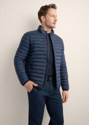 Pánska prechodná bunda v tmavomodrej farbe KURMT-0382-7E(Z26), diagonálny pohľad na produkt na modeli, viditeľná polovica siluety.