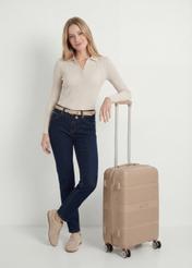 Stredný kufor na kolieskach WALPP-0022-1C-24(W26), pohľad spredu na produkt vedľa siluety modelky.