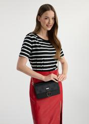 Čierna dámska kabelka s monogramom TOREC-0536B-99(W25), pohľad spredu na produkt na modeli. Viditeľná je polovica siluety.