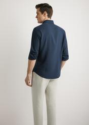 Pánska námornícka ľanová košeľa KOSMT-0362-7E(W26) - pohľad na produkt zozadu, na modelke, na svetlom pozadí. Viditeľná polovica siluety.