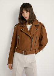 Kožená motorkárska bunda v koňakovej farbe KURDS-0610-1F(W26), pohľad spredu na produkt na modelke. Viditeľná polovica siluety.