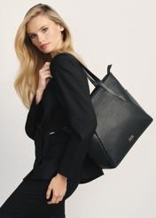 Čierna kožená nákupná kabelka TORES-0980D-99(Z25), pohľad na produkt na ramene modelky.