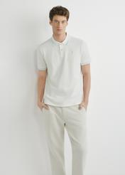 Biele polo tričko POLMT-0090-0B(W26), pohľad spredu na produkt na modelke. Viditeľná polovica siluety.