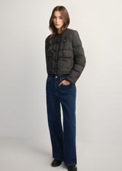 Čierna dámska krátka bunda KURDT-0621-99(W26), pohľad spredu na produkt na modelke. Viditeľné celé telo.