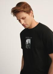 Čierne pánske tričko s potlačou TSHMT-0132-99(Z25), diagonálny pohľad na produkt na modelke, viditeľná polovica siluety.