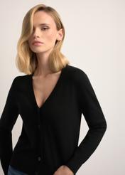 Čierny dámsky kardigan KARDT-0061-99(W26), detailný záber produktu na siluete modelky.