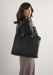 Veľká čierna kožená dámska kabelka TORES-1287-99(W26), pohľad spredu na produkt na modelke, viditeľná polovica siluety.