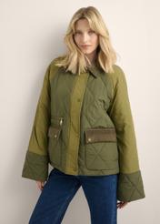 Dámska khaki bunda KURDT-0665-8B(Z26), pohľad spredu na modelku. Viditeľná polovica siluety.