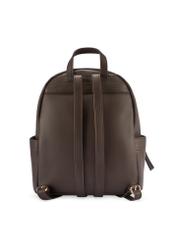 Hnedý dámsky batoh TOREC-1125-1I(W26), pohľad na produkt zozadu na bielom pozadí.