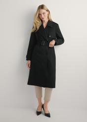 Dlhá čierna dámska bunda v podobe kabáta KURDT-0512-99(W25), pohľad na produkt spredu na modelke, viditeľná celá silueta.