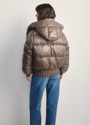 Dámska krátka hnedá bunda KURDT-0608-82(Z25), pohľad na modelku zozadu. Viditeľná polovica siluety.