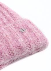 Dámska zimná čiapka v ružovej farbe CZADT-0205-31(Z25), detailný záber produktu na bielom pozadí.