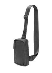 Čierna malá pánska taška TORMN-0390-99(W26), diagonálny pohľad na produkt na bielom pozadí.