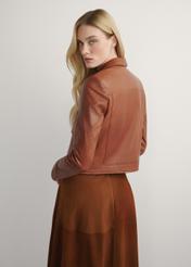 Dámska krátka kožená bunda v ťavej farbe KURDS-0471-1D(W26), pohľad na modelku zozadu. Viditeľná polovica siluety.