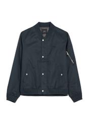 Pánska tmavomodrá prechodná bunda KURMT-0403-7D(W26), pohľad spredu na bielom pozadí.