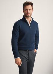 Pánsky tmavomodrý sveter na zips SWEMT-0167-68(Z25), pohľad spredu na produkt na modelke. Viditeľná polovica siluety.