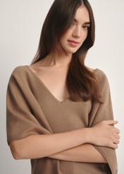 Dámska blúzka ťavej farby BLUDT-0201-1D(W26), pohľad spredu na produkt na modelke, viditeľná polovica siluety.-02