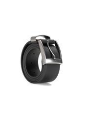 Pánsky čierny kožený opasok PASMS-0163-9P(W26), diagonálny pohľad na produkt na bielom pozadí.