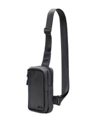 Čierna pánska taška cez rameno TORMN-0393-9J(W26) - diagonálny pohľad na produkt, na bielom pozadí.