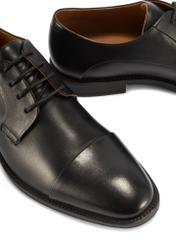 Pánske kožené čierne topánky BUTYM-0483-99(W26), detail produktu na bielom pozadí.