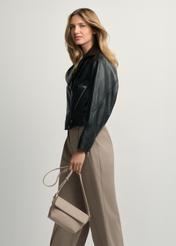 Béžová malá dámska kabelka cez rameno TOREC-0916-1A(W26) - pohľad spredu na produkt, ktorý drží modelka, na svetlom pozadí. Viditeľná silueta po kolená.