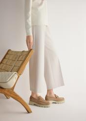 Béžové kožené mokasíny na platforme BUTYD-1069-1B(W26), bočný pohľad na produkt na modelke, viditeľná polovica siluety.