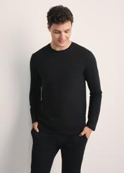 Čierna pánska blúzka s dlhým rukávom LSLMT-0008-99(Z25), pohľad spredu na modelku. Viditeľná polovica siluety.