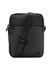 Čierna pánska crossbody kabelka TORMN-0395-9J(W26) - pohľad spredu na produkt, na bielom pozadí.