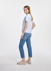 Svetlomodré dámske basic tričko TSHDT-0120-60(W25), bočná fotografia na modelke na bielom pozadí. Je viditeľná celá silueta.