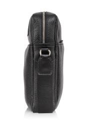 Čierna kožená pánska taška s logom TORMS-0297A-99(Z25) - bočný pohľad na produkt na bielom pozadí.
