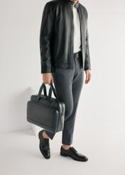 Pánske čierne kožené topánky BUTYM-0500-99(W25), bočný pohľad na produkt na nohách modelu.