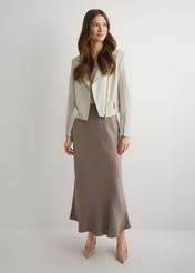 Hnedá dámska sukňa SPCDT-0122-1K(W26), pohľad spredu na produkt na modelke. Viditeľné celé telo.