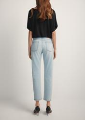 Svetlomodré dámske rifle JEADT-0011-7A(W26), pohľad na modelku zozadu. Viditeľná polovica siluety.