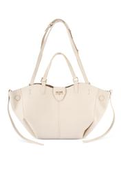 Biela dámska kabelka cez rameno TOREC-1231-0B(W26) - pohľad na produkt spredu, na bielom pozadí.