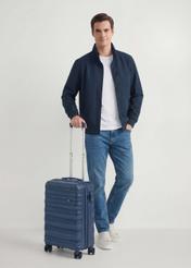 Malý kufor na kolieskach WALPC-0015-7D-19(W26), pohľad spredu na produkt vedľa siluety modelky.