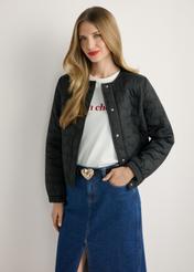 Čierna dámska prešívaná bunda KURDT-0630-99(W26), pohľad na produkt spredu na modelke, viditeľná polovica siluety.