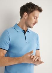 Modré bavlnené polo tričko POLMT-0045B-7B(W26), detailný záber produktu na siluete modelky.