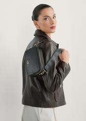 Čierna malá dámska kabelka TOREC-1172-99(W26), diagonálny pohľad na produkt na siluete modelky.