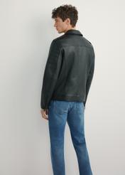 Pánska čierna kožená motorkárska bunda KURMS-0391-99(W26), pohľad na produkt zozadu na modeli. Viditeľná polovica siluety.