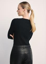 Dámske rebrované tričko s dlhým rukávom LSLDT-0028-99(Z24), produkt viditeľný zozadu na modelke, viditeľná polovica siluety.