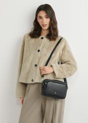 Malá čierna kožená dámska kabelka TORES-1023A-99(W26), pohľad spredu na produkt na ramene modelky. Viditeľná polovica siluety.